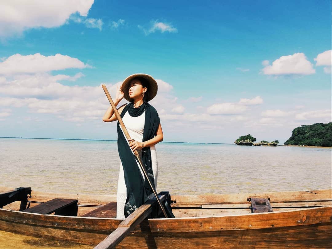 COMA-CHIさんのインスタグラム写真 - (COMA-CHIInstagram)「I found real riches of the land...omg it's Japan, my sweet home. 今宵は年に1度の豊穣の月。 牡牛座のサインでの満月です。 日々スピリチュアルな世界に意識を開き、5次元とか光だとか言ってますが、 この地球という3次元世界に生まれてこれたからこそ五感を通して味わえる様々な豊かさがあります。 それを思う存分受けとっていいんだよ〜と、宇宙が言ってくれている。 そんなタイミングです☆ ・・・ 今回はその月に革命を意味する天王星が重なるので、何か新しい流れも起きるかも！ このタイミングで新しい天皇陛下が新米を食する「大嘗祭」があるというのも、なんともミラクルな宇宙の流れ💖 ・・・ 宇宙のサイクルと共にスムーズに生きるための講座も来年からいよいよスタートさせたいし、 やりたい事があり過ぎて追いつきませ〜ん！(笑) ・・・ 12月からイヤでも選択と集中、シビアな現実的流れが始まりますから、今のうちにたくさん、夢広げておきましょうね😍  #コマチ占い #牡牛座満月 #豊穣の月 #星読み #ホロスコープ #宇宙 #縄文 #サバニ」11月12日 11時14分 - coma_chi