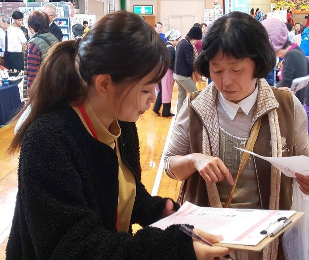 福岡女子短期大学さんのインスタグラム写真 - (福岡女子短期大学Instagram)「こんにちは、福岡女子短期大学健康栄養学科です。11月9日(土)に太宰府市社会福祉協議会主催「社協福祉まつり出会いの広場2019👑-広げよう福祉の輪-」に参加しました❣️体験ブースでは来場者の皆さんにも🍅楽しんでいただけたようです。参加いただいた皆様ありがとうございました🌟 . #健康栄養学科　#福岡女子短期大学　#福岡女子短期大学健康栄養学科　#福女短　#福女短スナップ　#何気ない瞬間を残したい #スナップ　#スナップ写真　#過去pic #栄養士　#栄養士の卵 #健康管理士 #フードスペシャリスト　#栄養教諭」11月12日 11時16分 - fukuoka_wjc