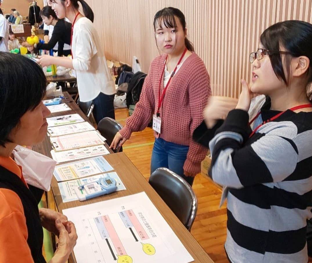 福岡女子短期大学さんのインスタグラム写真 - (福岡女子短期大学Instagram)「こんにちは、福岡女子短期大学健康栄養学科です。11月9日(土)に太宰府市社会福祉協議会主催「社協福祉まつり出会いの広場2019👑-広げよう福祉の輪-」に参加しました❣️体験ブースでは来場者の皆さんにも🍅楽しんでいただけたようです。参加いただいた皆様ありがとうございました🌟 . #健康栄養学科　#福岡女子短期大学　#福岡女子短期大学健康栄養学科　#福女短　#福女短スナップ　#何気ない瞬間を残したい #スナップ　#スナップ写真　#過去pic #栄養士　#栄養士の卵 #健康管理士 #フードスペシャリスト　#栄養教諭」11月12日 11時16分 - fukuoka_wjc