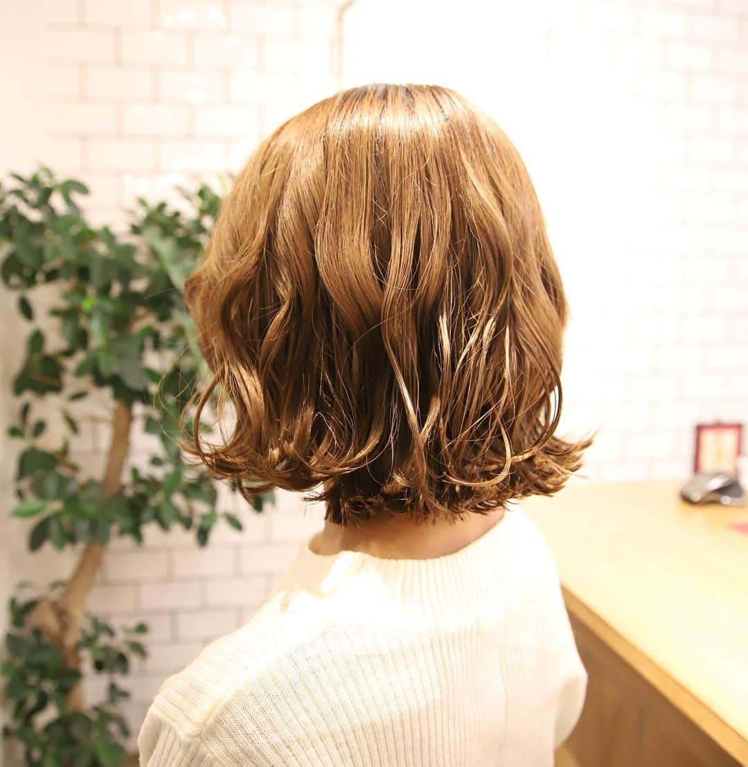 のインスタグラム：「Rちゃん、いつもありがとう！ 担当才木  #hair equal #三国美容室 #三国 #キッズルーム #子連れでいける  #hair#hairstyle #スタッフ募集 #縮毛矯正が得意  #コタ #COTA #ヘアケア #駅ちか #美容室 #美容室求人 #美容師募集 #スタイリスト募集 #アシスタント募集 #メンズ  #メンズヘア #ボブ #子供カット #トリートメント  #トキオトリートメント #酸性ストレート  #酸性デジタルパーマ #ヘアドネーション #写真好きな人と繋がりたい」