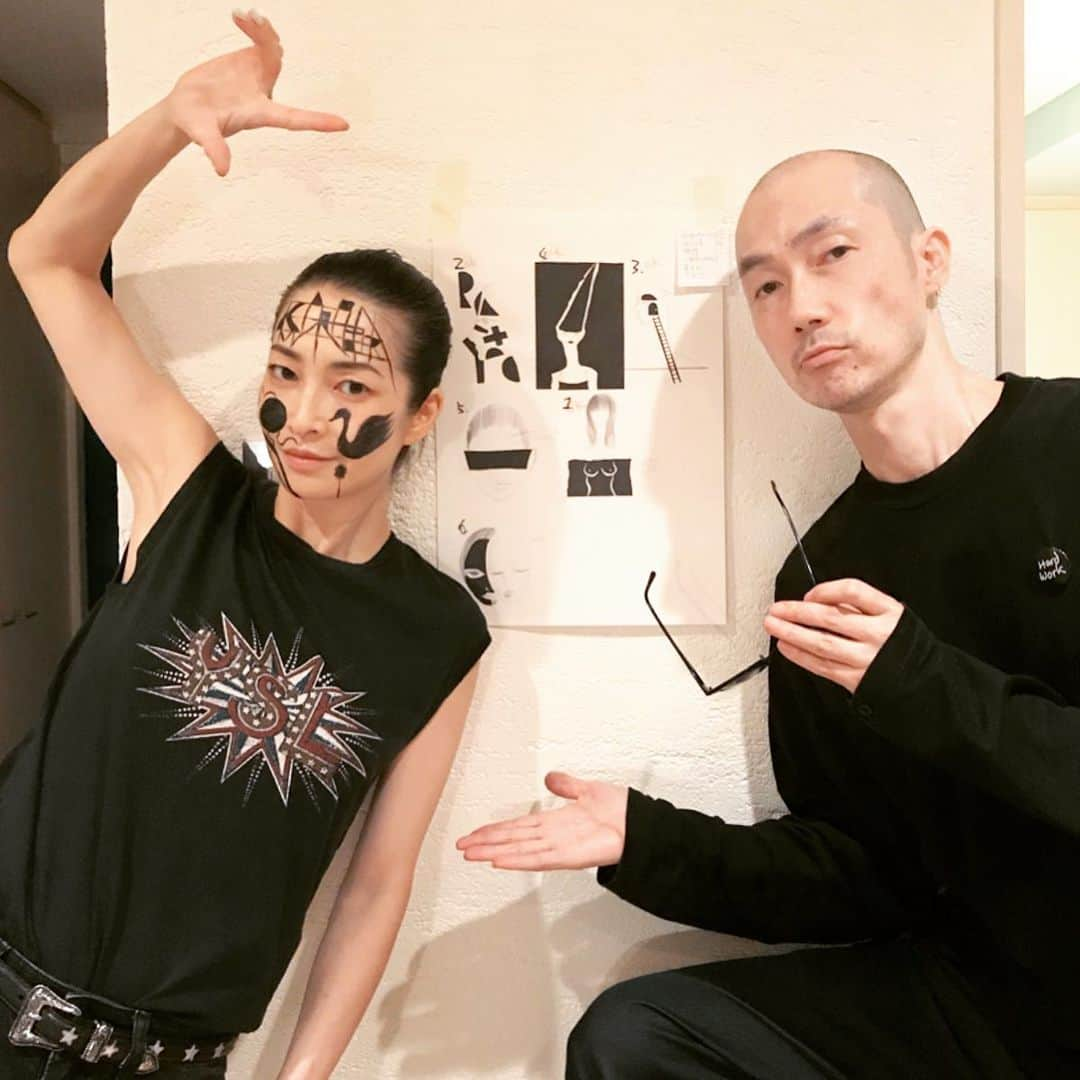 エドツワキさんのインスタグラム写真 - (エドツワキInstagram)「りょうさんと久しぶりに作品作りました。横になってもらって描き始めるとすぐに静かな寝息が聞こえてくる。出来たよ。と声描けると、ハイ!って起きる笑　この感じ懐かしくてしみじみしてました☺️ ワードローブをいっぱい持ってきてくれて、スタイリングはりょう自身。完全に信頼してたけど、やっぱり完璧でした。話が早いってのは素晴らしくて、歴史を積んできたんだなと気づきます。振り返ると10年ぶりのセッションだったので、撮影終盤に親父と遊びにきた次男坊はまだ生まれてなかったんだね。今月創刊する『HYPER CHEESE』 @thechihara のための撮り下ろしで、最後のは撮影のために描いた絵コンテの1枚ですがTシャツになるそうです。 りょう、また10年後に。 #hypercheese #hypercheeseblackandwhite DECADE - Ryo x Ed  2019 - Art direction & Photography : Ed (EDITION Inc.) Hair & Make-up : Katsuyoshi Kojima(TRON) Model & Styling : Ryo #りょう #ed_eeeeed」11月12日 11時33分 - ed_tsuwaki