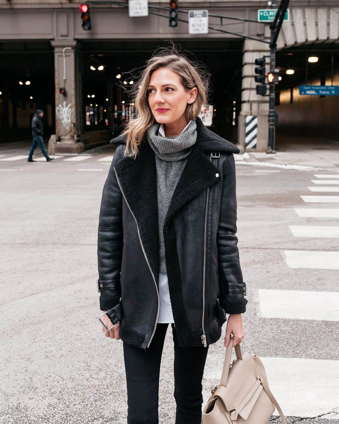 Anna Jane Wisniewskiのインスタグラム：「Throwing it back to an old look that I snapped on a cold January day. The look is still current and the weather currently feels like an average January day, soooo it’s totally appropriate right now. http://liketk.it/2GNyL #liketkit @liketoknow.it #LTKunder100 #chicagoweather #layering 📸 @ironandhoney」