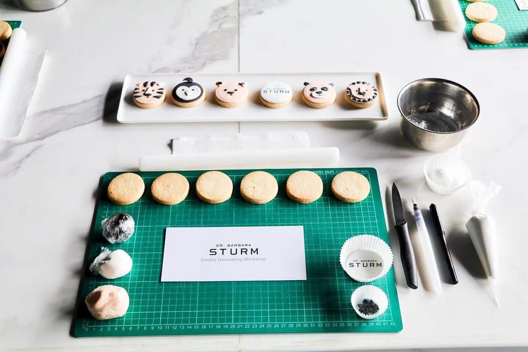 RJMStyleのインスタグラム：「We we recently invited to attend a baking workshop at @bakingmaniachk.  Cookies were on the menu and most importantly the decorating of these yummy cookies were artistically perfected by all the children present. @alexa.bui @jolene_lin @alisonelazar  It was a delightful way to be introduced to #DrBarbaraSturm Babies and Kids collection .. I’m a great fan of her skincare range and now I can bathe my children in the exceptional caring @drbarbarasturm babies and kids collection ..」