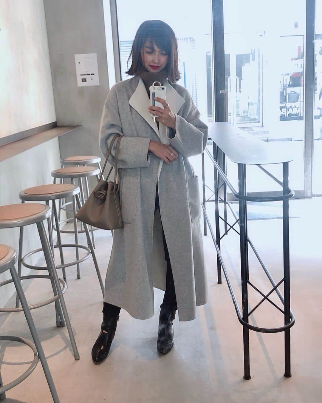 黒宮ニイナのインスタグラム：「美容院の日のコーデ💇‍♀️ いい色と長さ❣️ ＊  本格的にダウンを着る前の この時期に大活躍してくれてるお気に入りのコートは2年前に買った @enchainement_official のリバーシブルガウンコート ☺️✨ 丈は長めでウエストマークのベルトも付いてるので寒くなってきたら締めて着れるし何より軽くて着心地バツグン◎3年目も大活躍してくれそう😆👌 時間を見つけてはコートを探してるのですが、今年はなかなか気に入るコートが見つからないし、長く着れるものがいいから焦って買う必要もないなと思うようになってきたのでいい大人になったなと😅w  #mama #2kidsmom #mamacoordinate #mamafashion #mamalife #vasic #ママ #2児ママ #男の子ママ #女の子ママ #ママコーデ #ママファッション #ウールコート #ガウンコート #コートコーデ #いつかのコーデ」