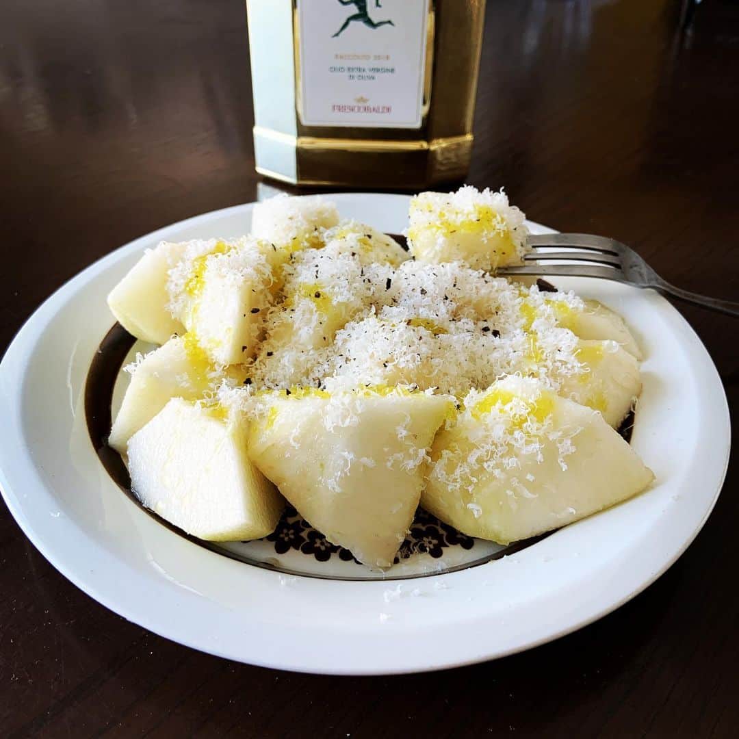 志摩有子さんのインスタグラム写真 - (志摩有子Instagram)「ほどよく熟れた食べ頃の洋梨におろしたてのパルミジャーノと黒胡椒、ひとつまみの塩にオリーブオイルをひと回し。うっとりする美味しさ。 #ラフランス #洋梨　#大好物 #ラウデミオ30 @cherryterrace」11月12日 11時42分 - ariko418