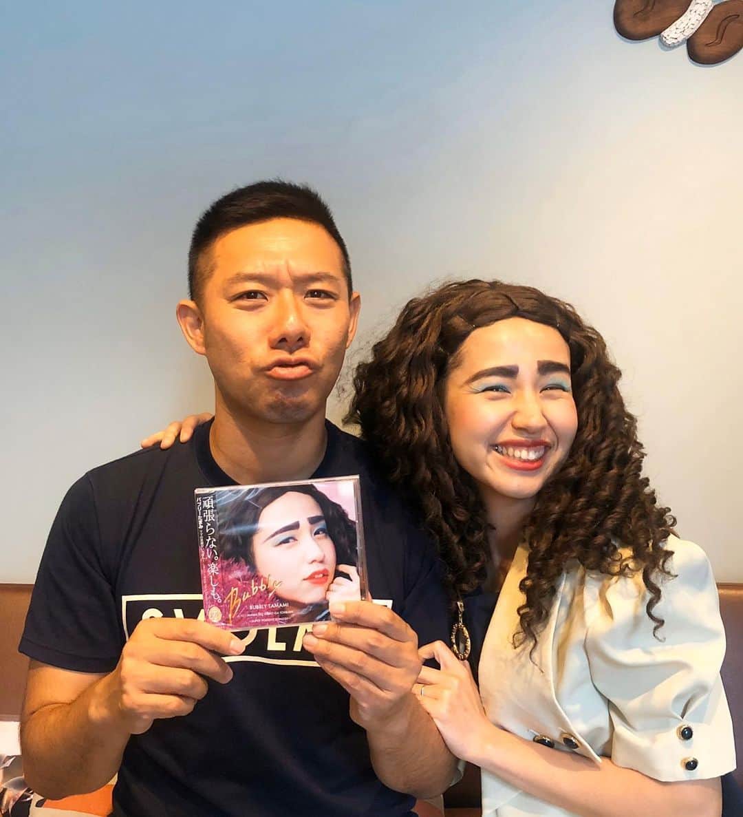 yuu sakuraiさんのインスタグラム写真 - (yuu sakuraiInstagram)「ついに！！ バブリーたまみさんと共に11月20日に開催する『新作の鯖バーガーの発表』イベント☆ 70組みを超えました！！ その打ち合わせも兼ねて先日、 ママタレントとして活躍している もとあいのりメンバーの クロりささんと、 相沢まきさんと、  たまみさんと想いを込めて作った 梅しば しそ入りヘルマヨ鯖バーガーを食べながらランチしました♪  みんな、めちゃくちゃパワーがあってお会い出来てうれしすぎた！ 本当に素直でピュアな素敵な方々でしたよー☆  そして本日は！！ ママ界のエンターテイナーバブリーたまみさんと 深夜番組『ワンダフル』に ワンギャル4期生として出演していた相沢まきさんが MK TVに登場‼︎ 〝ママを笑顔に〟と活動するバブリーたまみさん！ そんな#バブリーたまみさん の活動が、 NHK総合ニュース番組シブ5時に バブリーたまみ密着 特集としてオンエアされ 現在Instagramも2日で4000人フォロワーが増え、  youtube動画再生回数600万回、ネットやメディアでも大注目のママ界のエンターテイナーバブリーたまみさん♪  今年6月26日キングレコードからCDデビューを果たし、現在は全国ツアーをおこない全国のママ達に笑いと元気と感動を届けている。 1児のママ！！ @bubblytamami  本日の大発表は！！ そんなたまみさんとInstagramで13.5万人のフォロワーを持つフードコーディネーターYUUのコラボ企画☆ 『新作の鯖バーガーの発表』  この2ヶ月間ほど！  ずっと話し合いを進めていた 〝ママ界のエンターテイナー バブリーたまみと作る‼︎ 育児を頑張るママのための鯖バーガー☆〟 が 完成し、  今回大規模な発売リリースパーティーを行うことに！！ なんと、平日に開催するにもかかわらず現在予約は満席！！ お子さん含めると140名以上の動員数！！ ここらからは会場に入れる人数を確認しながら入場制限をして行く予定です‼︎ ママが子供に食べさせたいと思う。 安心安全なハンバーガーが作りたい。 と言う2人の想いから、  ママが欲しいと願う栄養がたっぷり入った、 ☆梅しば しそ入りヘルマヨ鯖バーガー！！ 美味しいものが完成しちゃいました！！ 今回はこちらをケータリングでお出しし、 たまみさんのミニコンサートと共に、  豪華ママゲストトークショーも行います‼︎ 【ママゲスト】 元あいのりメンバーで現在はアメブロランキングママ部門1位を独走している ママブロガー　#クロりさ さん @kuro_risa と  ママタレントで美容に関する書籍も出版している　美しすぎる39歳　#相沢まき さん♪ @maki_aizawa0414  豪華２人をゲストにお呼びして、ママ目線で子育てについて、健康について、美容についてトークショーを行います☆  今日そんなお2人の中から相沢まきさんが ゲストとして当日行われるイベントについてもトークを繰り広げていきます！！ 今回は、この配信も含めてより多くの方にこの活動が広がるようにと今日も朝早くからMK TVのメディアチームが絵の綺麗さや、リラックスしてお話できるようにと細かいところまで配慮する打ち合わせを重ねてくれていてその姿に感動してました！！ ４５分間！  変態レベルでママを応援する バブリーたまみさんと共に‼︎ 盛り上がっていきますので是非皆さん♪ コメントやシェアで応援して頂けたら嬉しいです！ ---------------------------- ▫️MK TVとは 新宿百人町にあるMK CAFEが運営するソーシャルメディアLIVE配信番組。  芸能人・プロスポーツ選手・アーティストなど、数々の実績をもつ方や、夢を追いかけ、 頑張る方々などを取り上げ、MKメンバーがMCとなりテレビではきけないトークや 魅力、活動、引き出すTwitterライブ×Facebook ライブ配信番組です! ------------------------------」11月12日 11時42分 - food_yuu