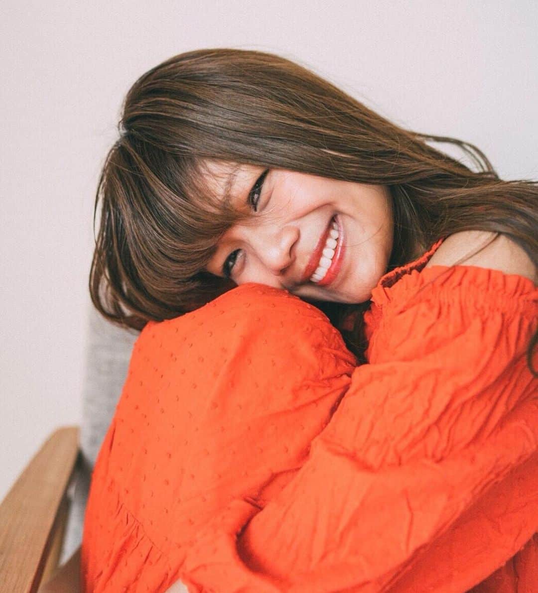 yuu sakuraiさんのインスタグラム写真 - (yuu sakuraiInstagram)「ついに！！ バブリーたまみさんと共に11月20日に開催する『新作の鯖バーガーの発表』イベント☆ 70組みを超えました！！ その打ち合わせも兼ねて先日、 ママタレントとして活躍している もとあいのりメンバーの クロりささんと、 相沢まきさんと、  たまみさんと想いを込めて作った 梅しば しそ入りヘルマヨ鯖バーガーを食べながらランチしました♪  みんな、めちゃくちゃパワーがあってお会い出来てうれしすぎた！ 本当に素直でピュアな素敵な方々でしたよー☆  そして本日は！！ ママ界のエンターテイナーバブリーたまみさんと 深夜番組『ワンダフル』に ワンギャル4期生として出演していた相沢まきさんが MK TVに登場‼︎ 〝ママを笑顔に〟と活動するバブリーたまみさん！ そんな#バブリーたまみさん の活動が、 NHK総合ニュース番組シブ5時に バブリーたまみ密着 特集としてオンエアされ 現在Instagramも2日で4000人フォロワーが増え、  youtube動画再生回数600万回、ネットやメディアでも大注目のママ界のエンターテイナーバブリーたまみさん♪  今年6月26日キングレコードからCDデビューを果たし、現在は全国ツアーをおこない全国のママ達に笑いと元気と感動を届けている。 1児のママ！！ @bubblytamami  本日の大発表は！！ そんなたまみさんとInstagramで13.5万人のフォロワーを持つフードコーディネーターYUUのコラボ企画☆ 『新作の鯖バーガーの発表』  この2ヶ月間ほど！  ずっと話し合いを進めていた 〝ママ界のエンターテイナー バブリーたまみと作る‼︎ 育児を頑張るママのための鯖バーガー☆〟 が 完成し、  今回大規模な発売リリースパーティーを行うことに！！ なんと、平日に開催するにもかかわらず現在予約は満席！！ お子さん含めると140名以上の動員数！！ ここらからは会場に入れる人数を確認しながら入場制限をして行く予定です‼︎ ママが子供に食べさせたいと思う。 安心安全なハンバーガーが作りたい。 と言う2人の想いから、  ママが欲しいと願う栄養がたっぷり入った、 ☆梅しば しそ入りヘルマヨ鯖バーガー！！ 美味しいものが完成しちゃいました！！ 今回はこちらをケータリングでお出しし、 たまみさんのミニコンサートと共に、  豪華ママゲストトークショーも行います‼︎ 【ママゲスト】 元あいのりメンバーで現在はアメブロランキングママ部門1位を独走している ママブロガー　#クロりさ さん @kuro_risa と  ママタレントで美容に関する書籍も出版している　美しすぎる39歳　#相沢まき さん♪ @maki_aizawa0414  豪華２人をゲストにお呼びして、ママ目線で子育てについて、健康について、美容についてトークショーを行います☆  今日そんなお2人の中から相沢まきさんが ゲストとして当日行われるイベントについてもトークを繰り広げていきます！！ 今回は、この配信も含めてより多くの方にこの活動が広がるようにと今日も朝早くからMK TVのメディアチームが絵の綺麗さや、リラックスしてお話できるようにと細かいところまで配慮する打ち合わせを重ねてくれていてその姿に感動してました！！ ４５分間！  変態レベルでママを応援する バブリーたまみさんと共に‼︎ 盛り上がっていきますので是非皆さん♪ コメントやシェアで応援して頂けたら嬉しいです！ ---------------------------- ▫️MK TVとは 新宿百人町にあるMK CAFEが運営するソーシャルメディアLIVE配信番組。  芸能人・プロスポーツ選手・アーティストなど、数々の実績をもつ方や、夢を追いかけ、 頑張る方々などを取り上げ、MKメンバーがMCとなりテレビではきけないトークや 魅力、活動、引き出すTwitterライブ×Facebook ライブ配信番組です! ------------------------------」11月12日 11時42分 - food_yuu