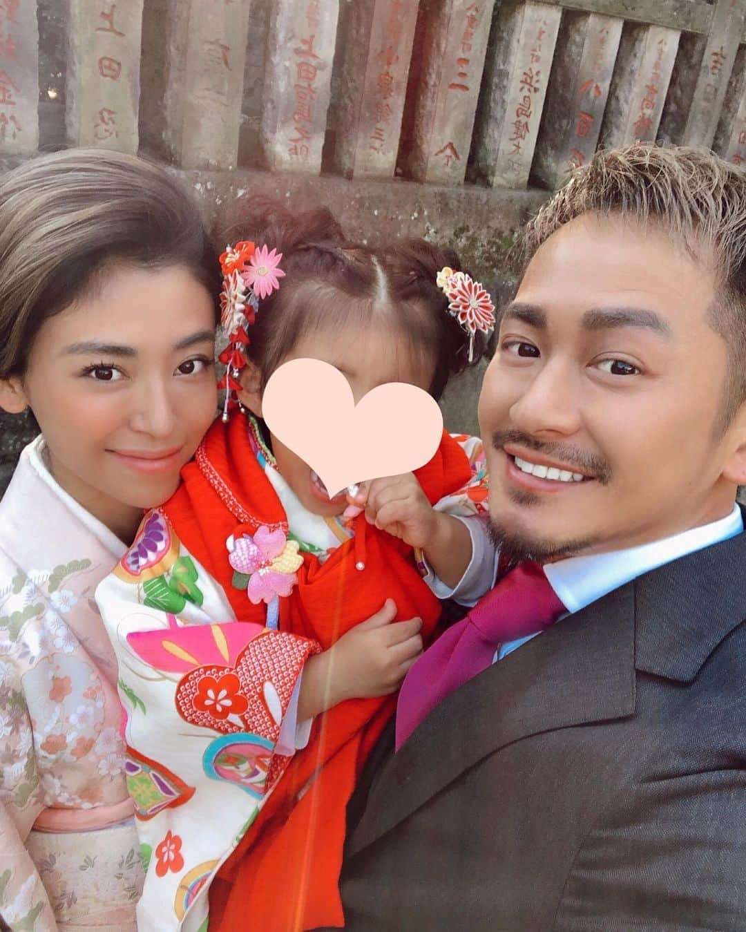 山中美智子さんのインスタグラム写真 - (山中美智子Instagram)「娘の七五三に沢山のメッセージをありがとうございました✨  質問もあったので　少しご紹介します👌🏾 Q. お着物はレンタルしましたか？ A.はい！親子共にレンタルしました。全部揃うので、かんざしと娘のつけ毛だけ購入しました！準備はお早めに✨  Q.娘さんの着付けは自分でしましたか？ A.髪も着付けも美容室でやってもらいました！  Q.数え年と満年齢で迷いましたか？2歳児での着物は嫌がりましたか？ A.数え年の2歳でのお着物、少し大変でした！特に私もお着物を着たので不慣れでバタバタとなりました😂 最初は着ないといわれて焦りましたが、着て神社に到着すると沢山お着物をきてる同い年の子がいたので、気に入った様で、草履もちゃんと履いてにこにこしていました♡  Q.前撮り、写真館にいきましたか？ A.写真館には行かずに、お参りにカメラマンさんについてきてもらいました！ 色々調べましたが、着付けもヘアもカメラマンもセットで頼める所も沢山あるようです！  Q.千歳飴は買いましたか？ A.神社でご祈祷してもらった後頂きました！飴の他に御守りや絵馬、色鉛筆が入ってました！  Q.神社のご祈祷は予約ですか？ A.私達が行った神社は予約制ではありませんでした！着いてから申し込み用紙に記入して順番を待ちました。でも大勢でのご祈祷なので2番目ですぐでした！時間も10分くらいで終わりました⛩  七五三を迎えた皆様✨本当におめでとうございます♡  そして来年、再来年迎える皆様、少しでも参考になれば… 🐻🧡」11月12日 11時37分 - alexiastam1988