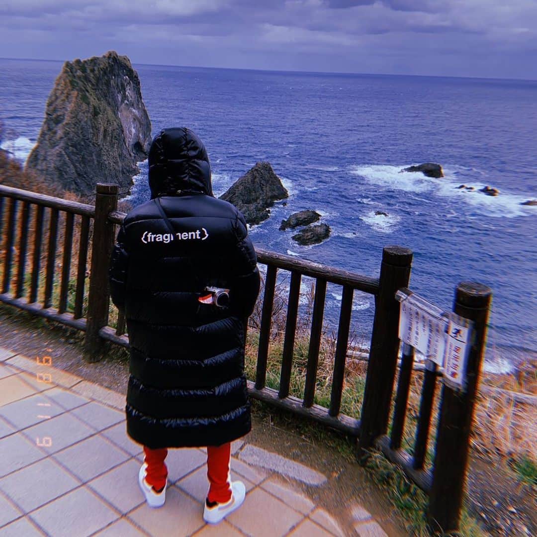 小林陵侑のインスタグラム：「そーいえば23歳 皆様沢山メッセージをありがとうございます😊 今日から遠征行ってきますᕦ(ò_óˇ)ᕤ #荒波　#たまにはある　#リフレッシュ　#fragment #moncler #小林陵侑」