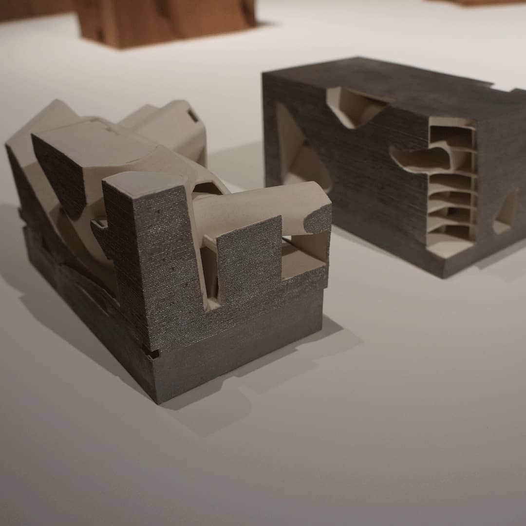 Warehouse TERRADA 寺田倉庫さんのインスタグラム写真 - (Warehouse TERRADA 寺田倉庫Instagram)「建築倉庫ミュージアムでは現在、新企画展「Steven Holl：Making Architecture」を開催中です。  本展はアメリカを代表する建築家スティーブン・ホールの近作を中心として企画されたもので、2018年のニューヨーク展を皮切りに、ソウル、北京、南京、上海に続く日本巡回展となります。 近作17作品を中心にドローイング、精巧な模型、建築図面や映像等、のべ150点が日本初展示されてます。  昨日は関係者向け内覧会を開催。 スティーブン・ホール氏本人の挨拶から伝わる建築への思いに多くのゲストが耳を傾け、様々な展示作品に注目が集まりました。  2020年1月18日（土）までの開催ですので、皆様ぜひ足をお運びください。  Check the details @archi_depot  #建築倉庫ミュージアム #建築倉庫 #建築模型 #美術館巡り #建築巡り #archidepot #architecture #architecturalmodel #exhibition #StevenHoll #MakingArchitecture #stevenhollarchitects #drawing #スティーブンホール #ドローイング #寺田倉庫 #warehouseterrada #tennozuisle #天王洲アイル」11月12日 11時40分 - warehouse_terrada