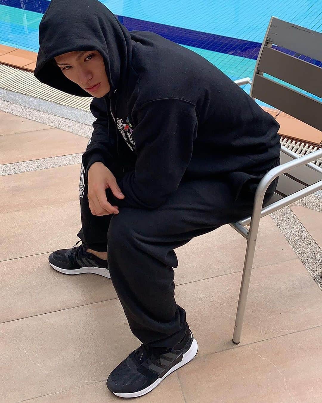 のインスタグラム：「. @jake_wataru1126  adidas RUN90S アッパーにレザーやネオプレン、メッシュを組み合わせ、立体的な表情を持たせたデザイン。 本体価格 7,990円+税  全国のASBeeで販売中！ ※店舗により取扱商品は異なります。売り切れの際はご容赦ください。 お近くの店舗はプロフィールリンクから  #run90s #adidas #アディダス #ASBee #アスビー #限定モデル #シューズ #スニーカー #スニーカーコーデ #デイリーユース  #kicks #shoes #sneaker #sneakers #fashion #instafashion」