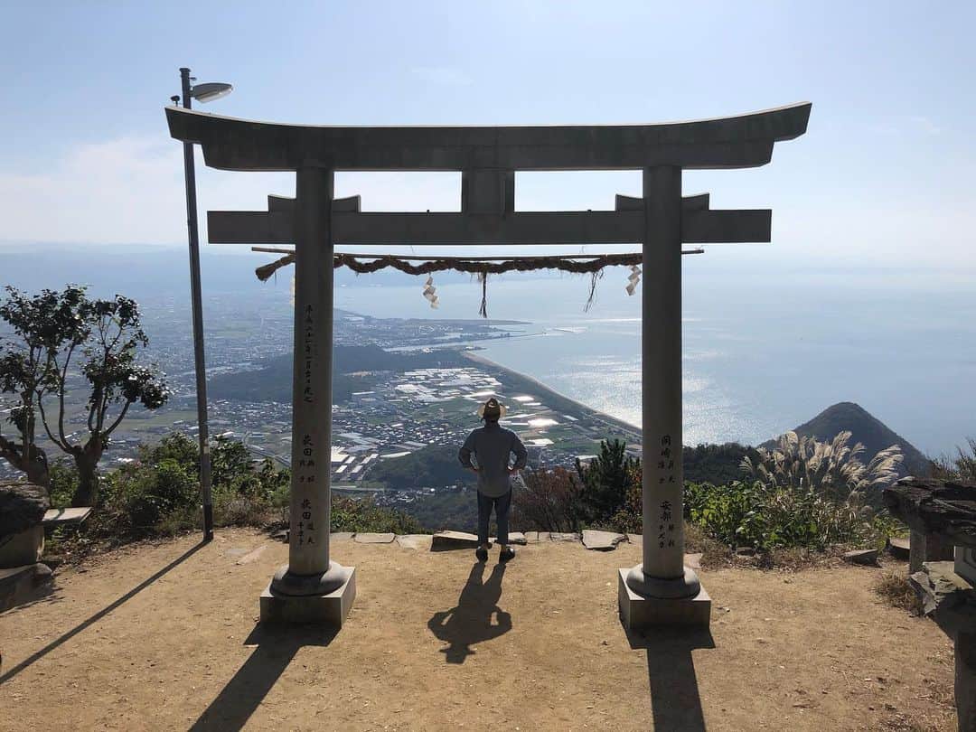 しょーりん（ウルトラ寿司ふぁいやー）のインスタグラム：「瀬戸内海を見渡せる神社⛩﻿ ﻿ #高屋神社﻿ #天空の鳥居﻿ #香川旅行」