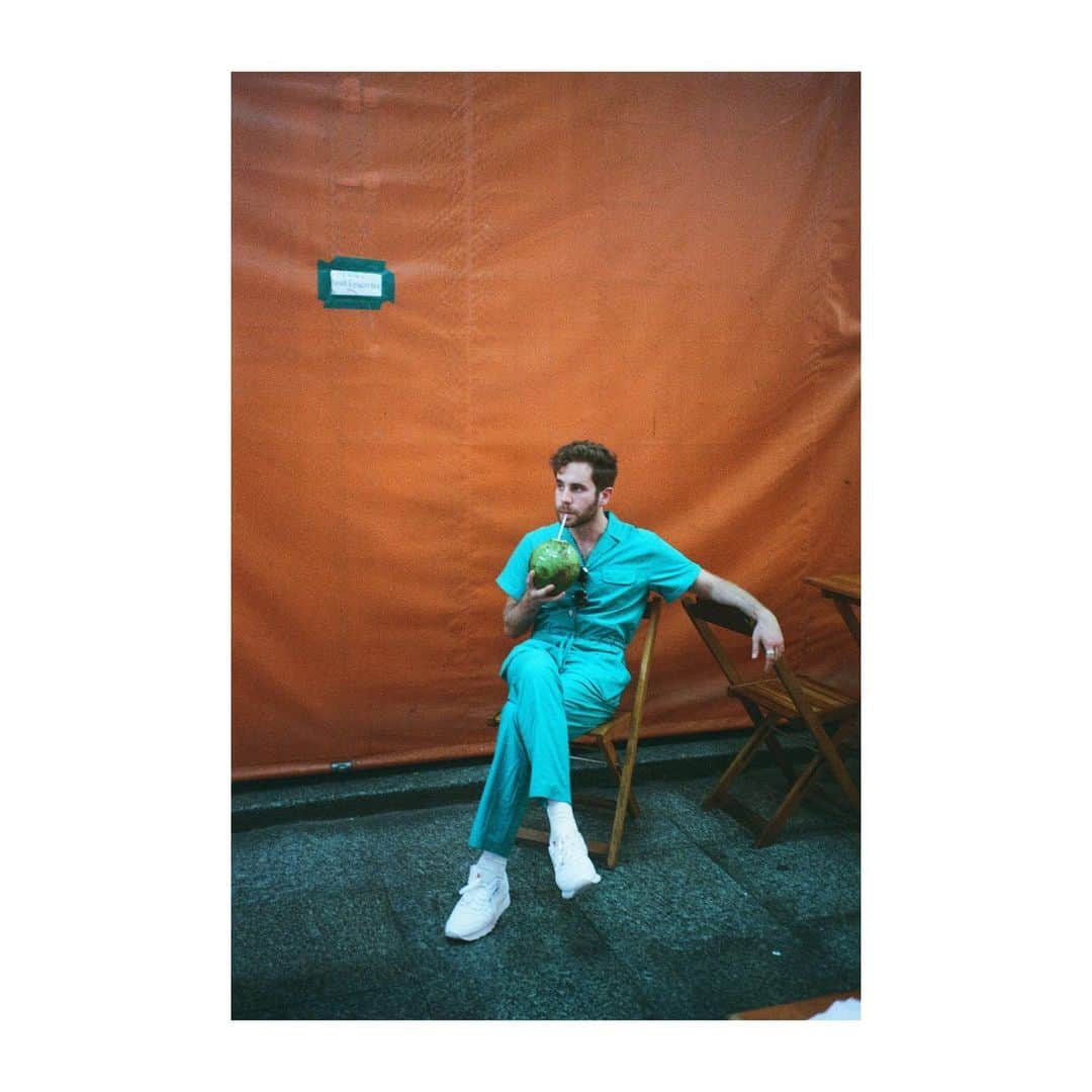 ベン・プラットのインスタグラム：「me in brazil by @zoeydeutch」