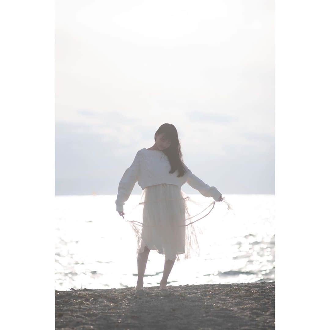 新條由芽さんのインスタグラム写真 - (新條由芽Instagram)「本日発売の｢WHITE graph 002｣に出ています︎︎︎︎︎☺︎﻿ 葉山の海で撮影したんです！楽しい撮影でした𓂃𓈒𓏸﻿ #WHITEgraph」11月12日 11時48分 - yume_shinjo