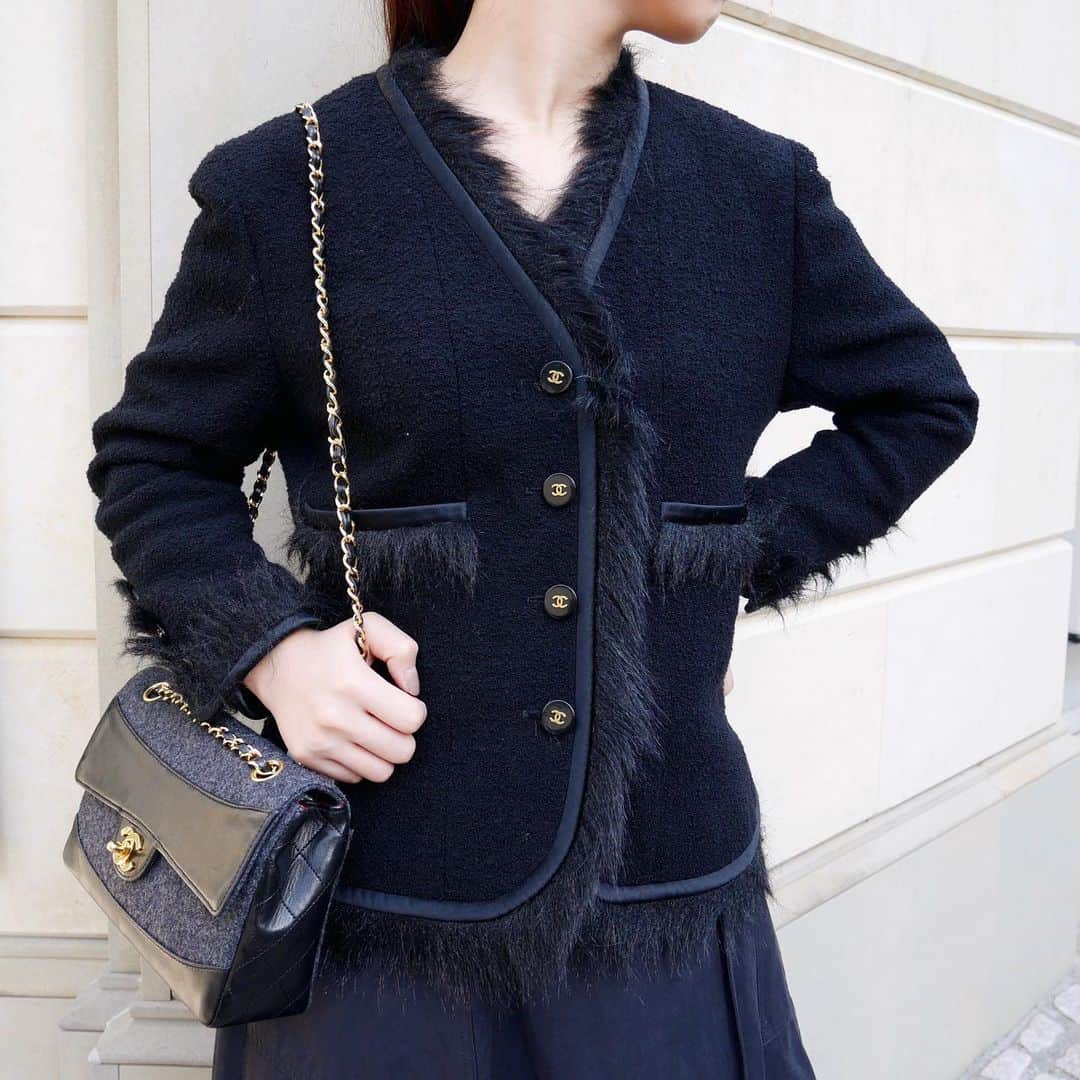 Vintage Brand Boutique AMOREさんのインスタグラム写真 - (Vintage Brand Boutique AMOREInstagram)「SOLD OUT!! Vintage Chanel wool jacket from 1994. Size 42.▶︎Free Shipping Worldwide✈️ ≫≫≫ DM for more information 📩 info@amorevintagetokyo.com #AMOREvintage #AMORETOKYO #tokyo #Omotesando #Aoyama #harajuku #vintage #vintageshop #ヴィンテージ #ヴィンテージショップ #アモーレ #アモーレトーキョー #表参道 #青山 #原宿#東京 #chanel #chanelvintage #vintagechanel #ヴィンテージ #シャネル #ヴィンテージシャネル #amorewardrobe #アモーレワードローブ」11月12日 12時00分 - amore_tokyo