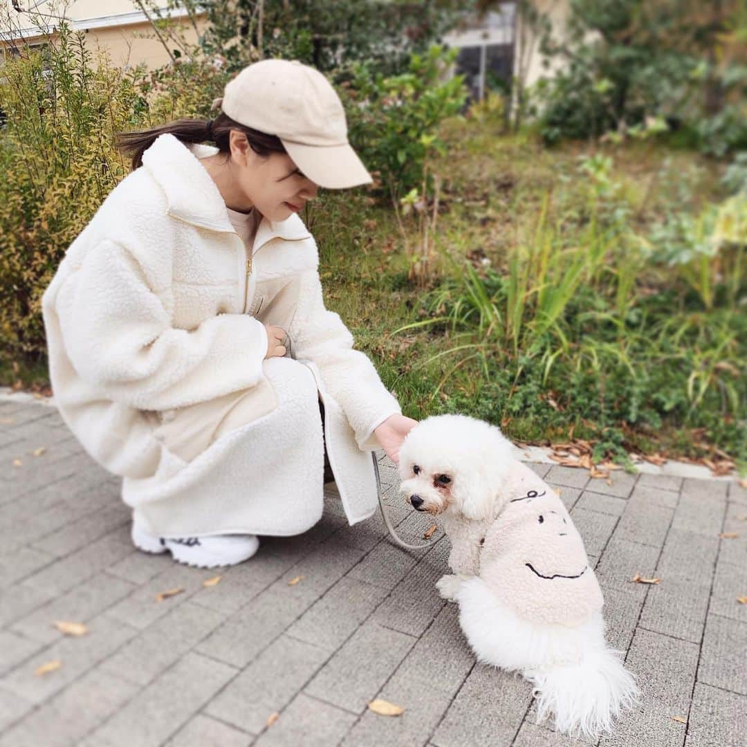 清川芽生さんのインスタグラム写真 - (清川芽生Instagram)「リンクコーデ🐶﻿ ﻿ ﻿ モコモコのアウター☁️﻿ oblektのオーバーサイズボアコートです🧥﻿ ﻿ ﻿ モコモコの着心地が良いのと、意外に軽くてロング丈なのでアウターとしても合わせやすく、活躍します🐑💕﻿ ﻿ ﻿ 裏地もあってあたたかく、オーバーサイズのシルエットなのもかわいい💓🧶﻿ ﻿ ﻿ 犬はすでにモコモコだけど、チャリブラ好きなので合わせてみました🌼😊﻿ ﻿ ﻿ 寒くなってきましたね〜☃️﻿ もうすぐクリスマス🎄✨﻿ ﻿ ﻿ #oblekt #オブレクト #ボアコート #ボアアウター #アウター #ロング丈アウター #リンクコーデ #もこもこ #チャーリーブラウン #冬コーデ #低身長コーデ #アウターコーデ #ootd #ビションフリーゼ #ふわもこ部 #もふもふ #チャーリーブラウン #チャリブラ #charliebrown #bichonfrise﻿」11月12日 11時59分 - mei0508_