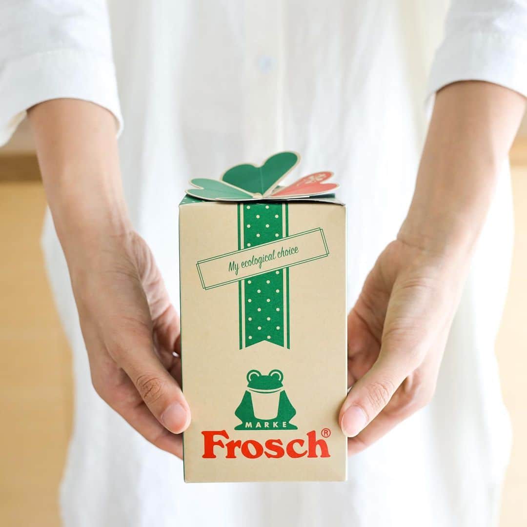 Frosch（フロッシュ）さんのインスタグラム写真 - (Frosch（フロッシュ）Instagram)「＼11/23は勤労感謝の日💐／ いつもがんばっているあの人に、フロッシュをプレゼントしませんか？  手肌にやさしいノンアルコール処方のフロッシュ食器用洗剤ミニボトル3本と、カエルのロゴマークが印象的なトートバッグのセット。シンプルにデザインされたギフトボックスに入っているので、ラッピング不要の手軽さもうれしい♪  手肌ケアを大切にしているあの人に。感謝の気持ちを込めて🎁#Amazon や #楽天、#LOHACO などでお買い求めいただけます。 ＊ #勤労感謝の日 #プレゼント #ギフト #ギフトボックス #カエル #トートバッグ #手肌にやさしい #ノンアルコール処方 #食器用洗剤 #手持ち倶楽部 #手元くら部 #フロッシュのある暮らし #旭化成 #フロッシュ #5日間手肌チャレンジ #Frosch」11月12日 12時00分 - frosch.jp