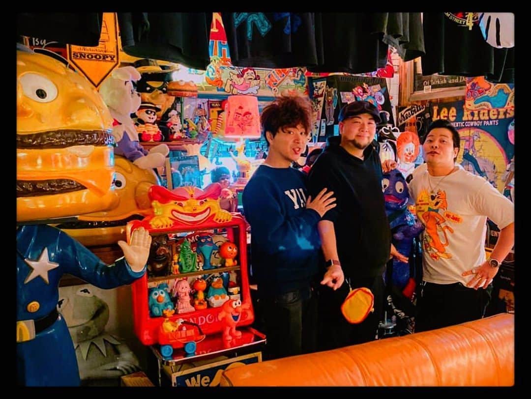 大川知英のインスタグラム：「2019.11月11日　ネッシー4の日に@toy_pacさんがTakatsuBaseに 取材に来て頂きました❗️ 雑誌『TOYBARN』に掲載して 頂ける喜び❗️🤡ありがとうございます🙇‍♂️❗️ド変態はドド変態に向けて動き 出してます👨🏽‍✈️👁うぴー🇺🇸☆☆☆ 遠い所をありがとうございました🙇‍♂️❗️🤡次は奈良へ変態と米が🚙 #toypac#toybarn#取材#ど変態 #ドド変態へ#歓喜#雑誌#発売楽しみ #amecajiboys #takatsubase  #アメトイ部キャプテン」