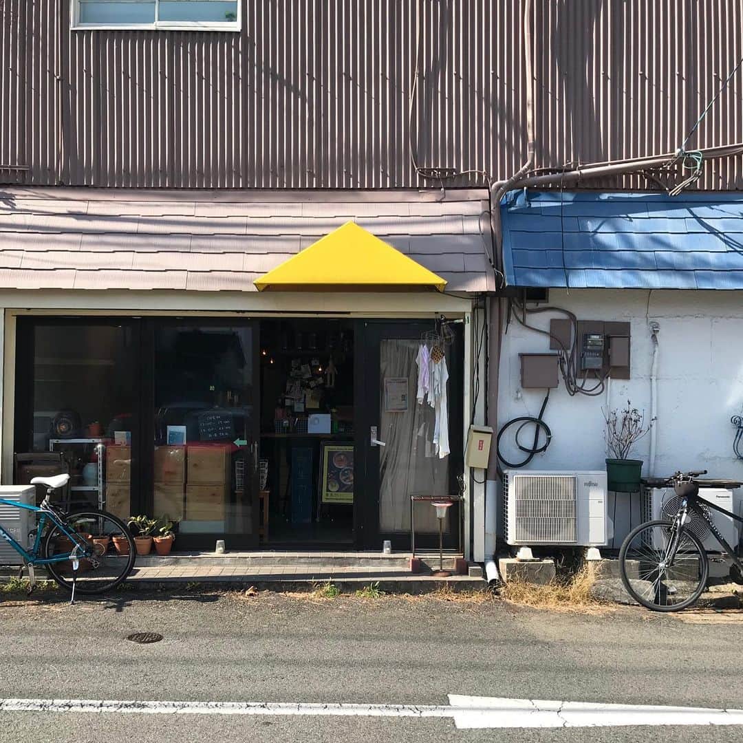 江口寿史のインスタグラム：「熊本で評判のカレー屋さんに来たよ。」