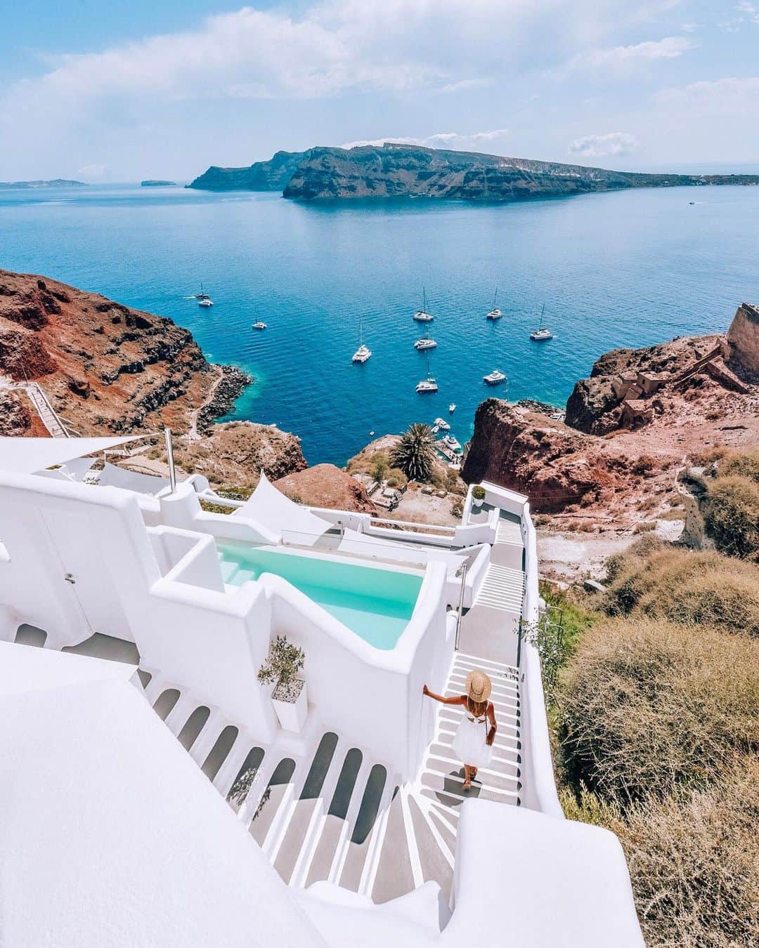 Izkizのインスタグラム：「Strolling around Santorini 💙 Only 44 days until Christmas but I’m forever chasing Summer 😃☀️ #santorini」