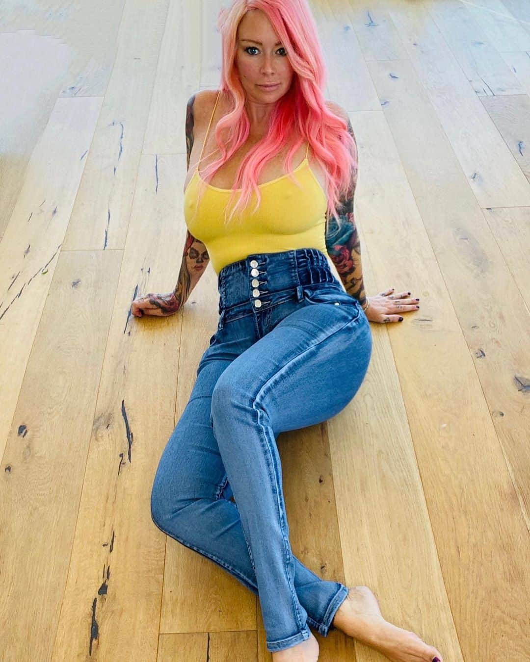 ジェナ・ジェイムソンさんのインスタグラム写真 - (ジェナ・ジェイムソンInstagram)「I’m so excited to announce My “Jenna Tushy Jeans” are here! These are the ORIGINAL tushy jeans that went out of production and I’ve worked to recreate them over the past year! Such a labor of love! Sizes 1-17. They are the best jeans I’ve ever worn... super high waist and Uber stretch. I’m taking preorders now through the link in my bio! Order yours now before your size is gone 🥰」11月12日 3時10分 - jennacantlose