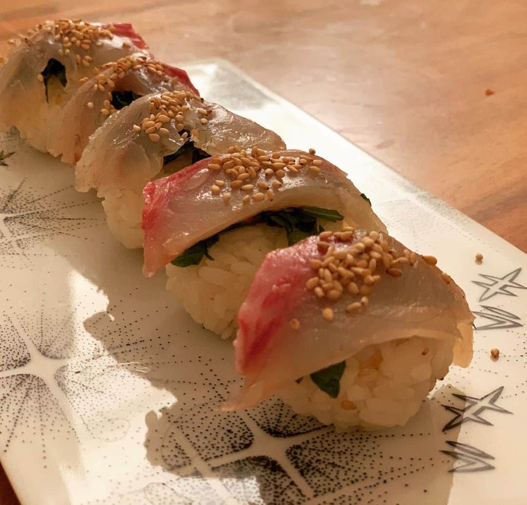 辻仁成さんのインスタグラム写真 - (辻仁成Instagram)「お寿司、握りました。紫蘇入り、鯛の漬け握り。美味かった。笑」11月12日 3時16分 - tsujihitonari