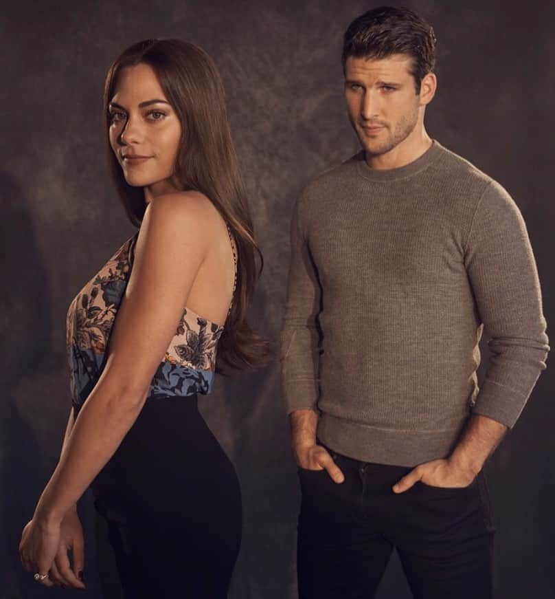 インバー・ラヴィのインスタグラム：「#Imposters @netflix // Tag someone who needs a new binge for fall👇🏽 ———————————————————————— Shot by the amazing @kurtiswarienko」