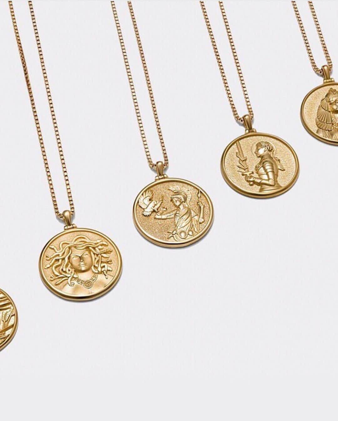 ジェナ・アウシュコウィッツさんのインスタグラム写真 - (ジェナ・アウシュコウィッツInstagram)「••••GIVEAWAY•••• TIME!  You guys, I’m doing a giveaway for one of my favorite necklaces I’ve ever owned! These beautiful goddess coin necklaces are super cute to wear from daytime to nighttime and embody some real  woman empowerment. So in order to win a goddess of your choice, you must: 1.  Follow @aweinspired_  2. Follow me and Showmance podcast IG @Jennaushkowitz @showmancepodcast  3. Like this photo 4. Tag a friend and your favorite goddess necklace: JOAN OF ARC, MEDUSA, MULAN or CLEOPATRA *US + International* Entries are accepted. Contest closes FRIDAY Nov 15th @ 3pm PST」11月12日 3時20分 - jennaushkowitz