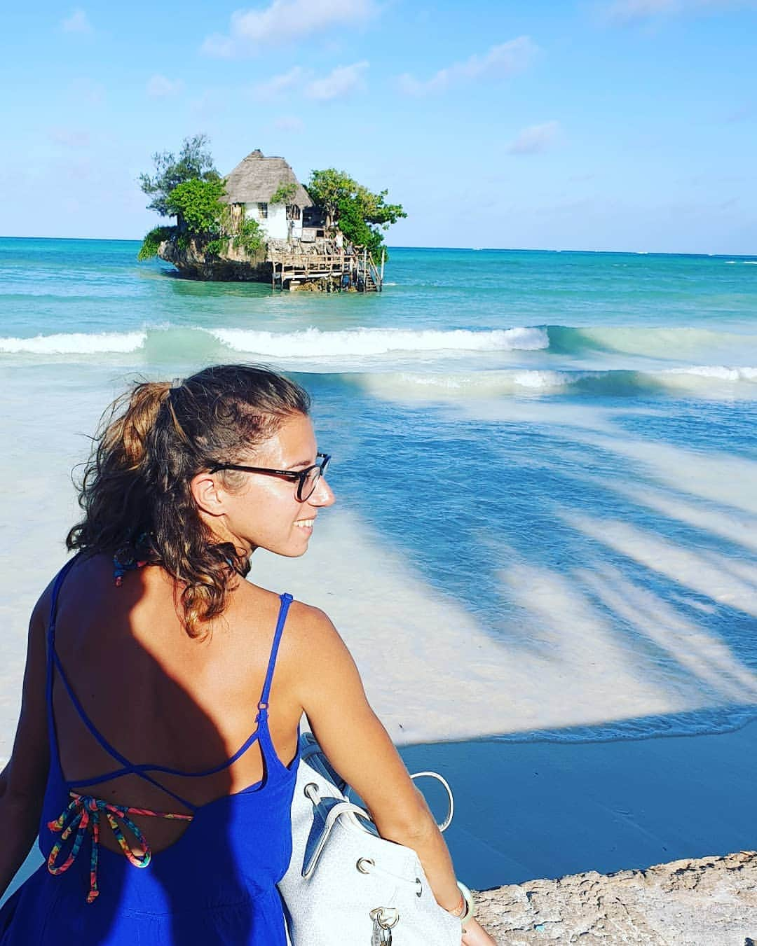 アイリーン・シラグサさんのインスタグラム写真 - (アイリーン・シラグサInstagram)「Pranzo con vista🤩 At the top of @therockzanzibar Mangiare nell'oceano indiano su una roccia ✔ - - - #day6 #zanzibar #therock #view #magic #inlove #seaside #picoftheday #amazing #mamaafrica #jambo #polepole #asantesana #sasa #bluewater」11月12日 3時21分 - irenesiragusa