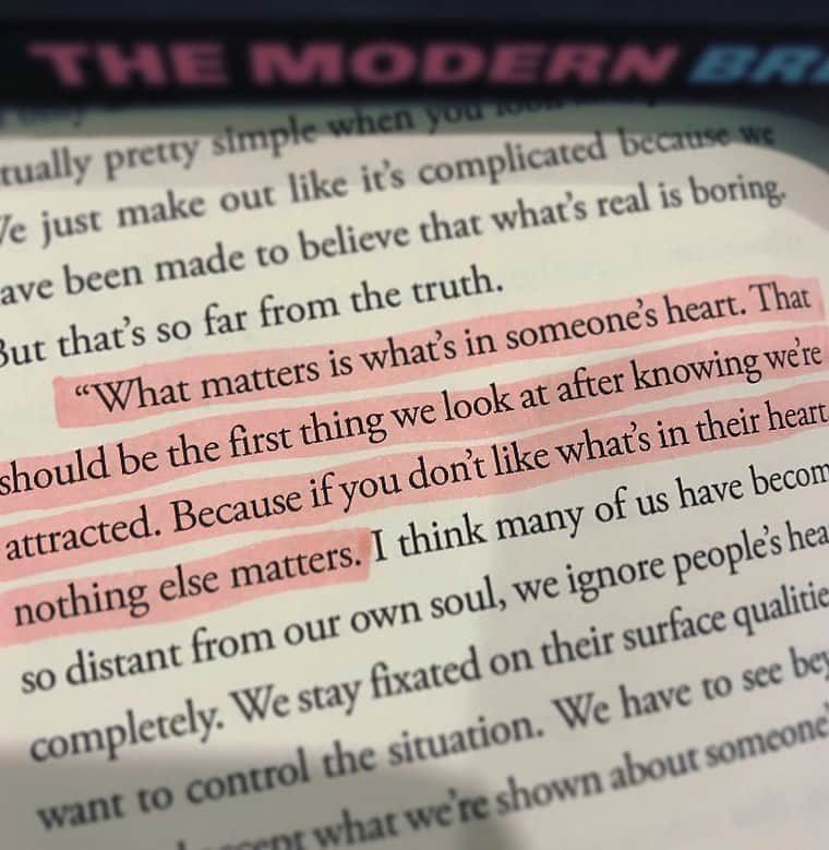 デミ・ローズさんのインスタグラム写真 - (デミ・ローズInstagram)「I connected with this book so much! It’s  not just a story about a breakup in the modern world, but so much more and deeper than that. It’s a reflection of our generation. The characters just blew me away. Absolute must read @themodernbreakupbook ❤️」11月12日 3時21分 - demirose