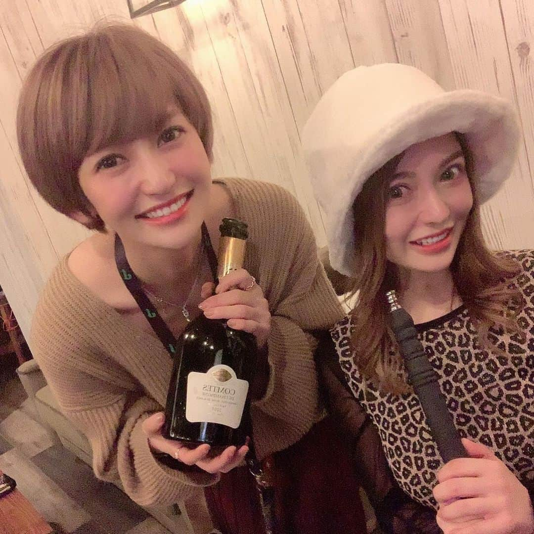 かおるやまさんのインスタグラム写真 - (かおるやまInstagram)「Reims社長の進撃のノア様が煙山に飲みにきてくださりました〜💕 東京いたときからずーっとお世話になってるお方😢 会うたびにおきれいになっていらっしゃる😭💗💗大好きです😖💕 #煙山#住吉#栄#名古屋#名古屋シーシャ #シーシャ#女性#社長#女性社長 #キャバクラ#北新地#Reims#ランス #進撃のノア#様#美人#ハーフ顔 #テタンジェ#だいすきなひと #どんどんきれいになっていらっしゃる #シーシャ#水タバコ#水たばこ」11月12日 3時28分 - kaoruyama59