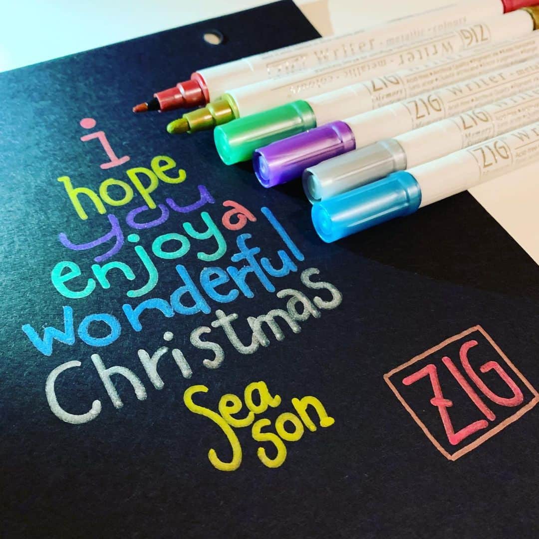 Kuretakeさんのインスタグラム写真 - (KuretakeInstagram)「ZIG Memory System WRITER Metallic Colours 黒紙にもキレイに発色します。クリスマスカードや、年賀状シーズンには、とても役立つメタリックマーカー。 1.2mmと、1.0mmのツインタイプで、塗りにも、文字書きにも便利に使えます。 水性顔料タイプで、乾くと耐水性があります。 #pigmentink #ZIG #metallic #writer  #christmas #cardmaking #seasongreetings #kuretake」11月12日 3時54分 - kuretakejapan