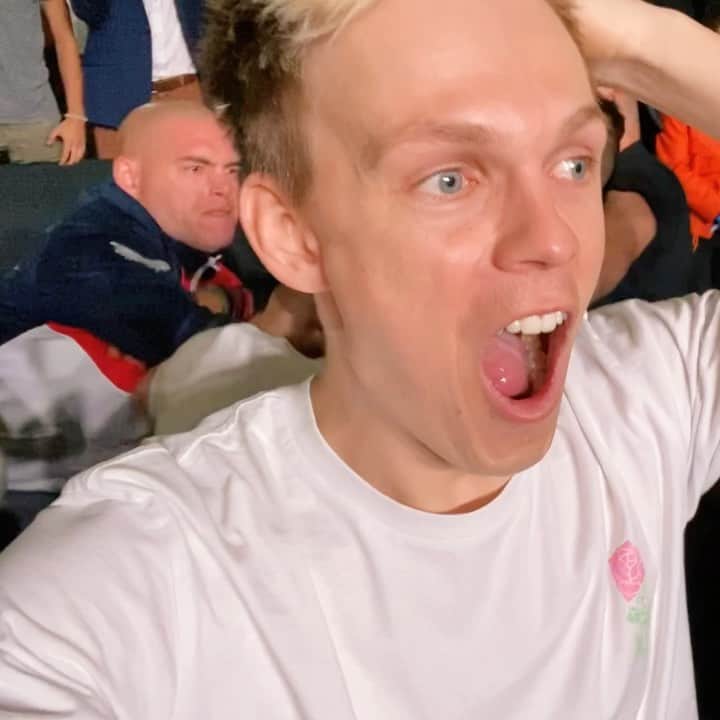 のインスタグラム：「While vlogging I caught a Maverick fan trying to assault someone the other night...」