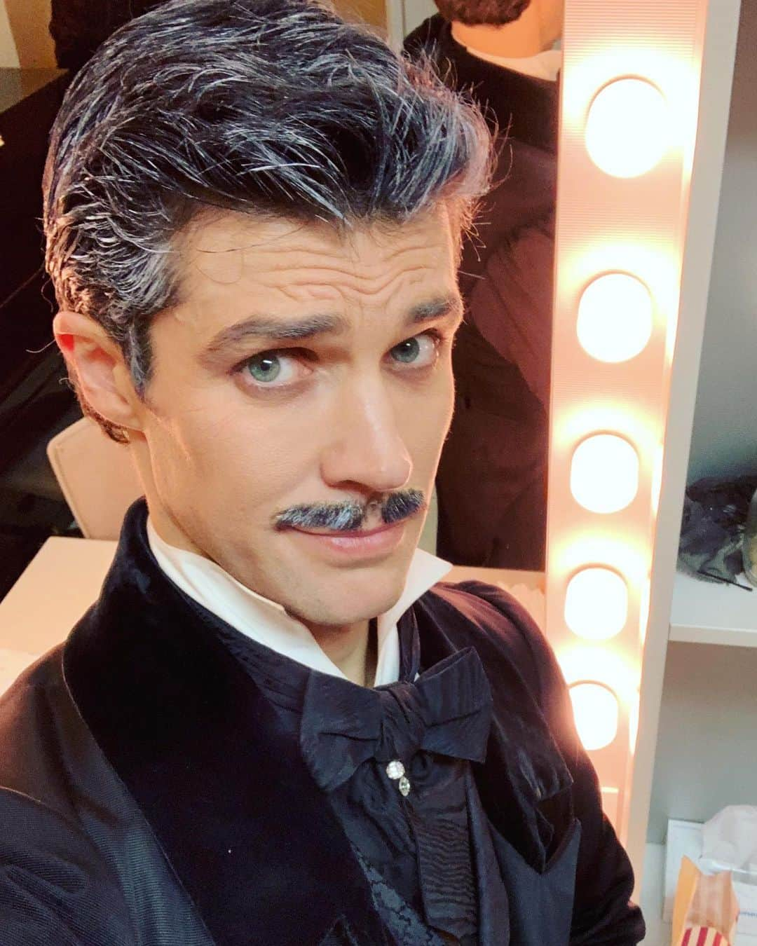 ロベルト・ボッレさんのインスタグラム写真 - (ロベルト・ボッレInstagram)「Un po’ #clarkgable #onegin #aboutlastnight #baffoecapellobianco 😅」11月12日 4時09分 - robertobolle