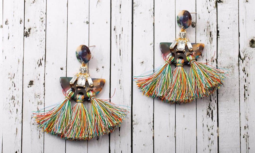 のインスタグラム：「A pop of color and a touch of flair #catherinemalandrino #catherinecatherine #earrings #statementearrings #colorful」