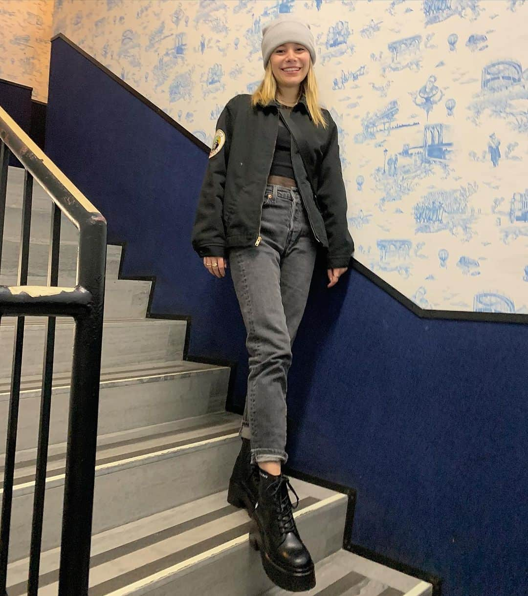 G・ハネリウスさんのインスタグラム写真 - (G・ハネリウスInstagram)「love this wallpaper & my new @nakedwolfe boots 🖤」11月12日 4時41分 - ghannelius