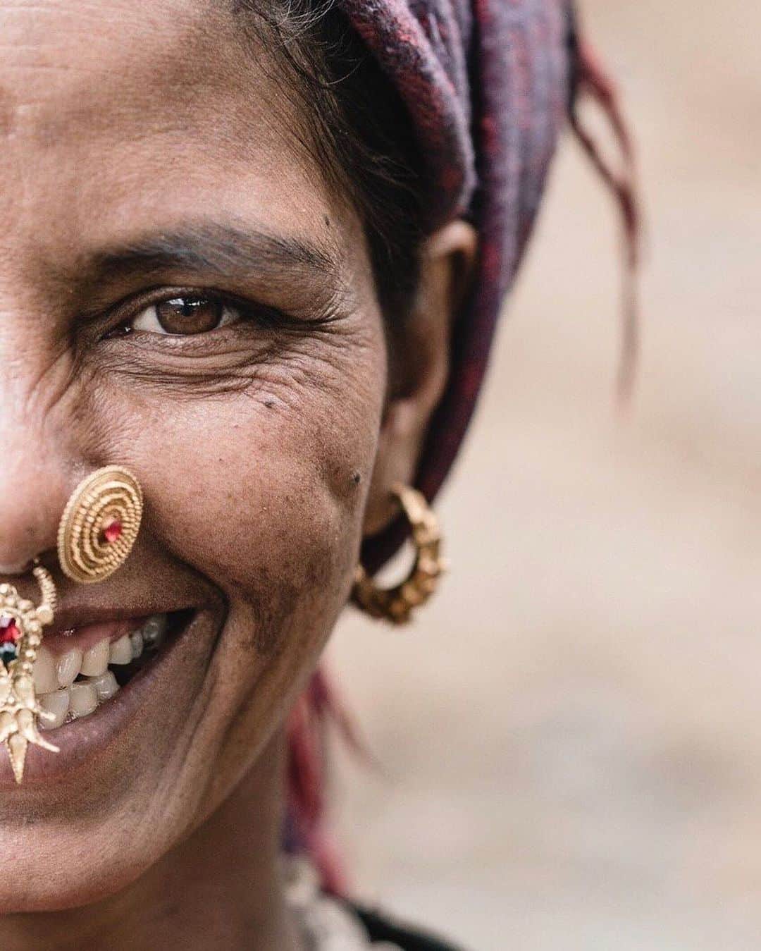のインスタグラム：「Photos by Renan Ozturk @renan_ozturk | Slices of life in Saadi, Nepal. Many thanks to the community for welcoming us into the village during #TheLastHoneyHunter assignment. Follow @renan_ozturk for more slices of life around the world.」