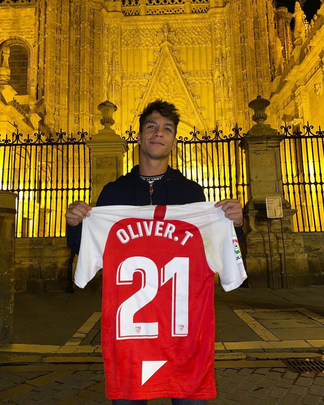 オリベル・トーレスのインスタグラム：「SORTEO‼️‼️ Para agradeceros todas las muestras de cariño recibidas y la acogida en mi nuevo club, quiero regalar a dos de vosotros la camiseta y las botas con las que jugué el partido! Para participar sólo tienes que: - Seguirme (@olitorres10) - Dar me gusta a la publicación - Mencionar a dos amigos en comentarios El próximo lunes diré los ganadores. Mucha suerte a todos😀🤞🏼」