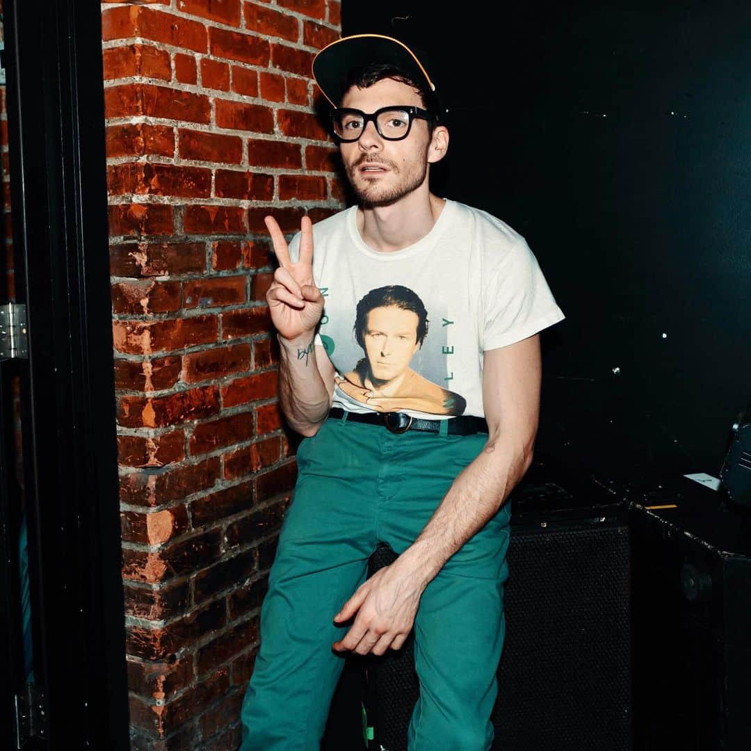 マシュー・カマのインスタグラム：「Hi from Buffalo. Night 4 of tour. Pants and spirits are high. Toronto tomorrow to see @curtmontgomerytattoos for some tattoos. That’s all 📷 @sarahlmidkiff」