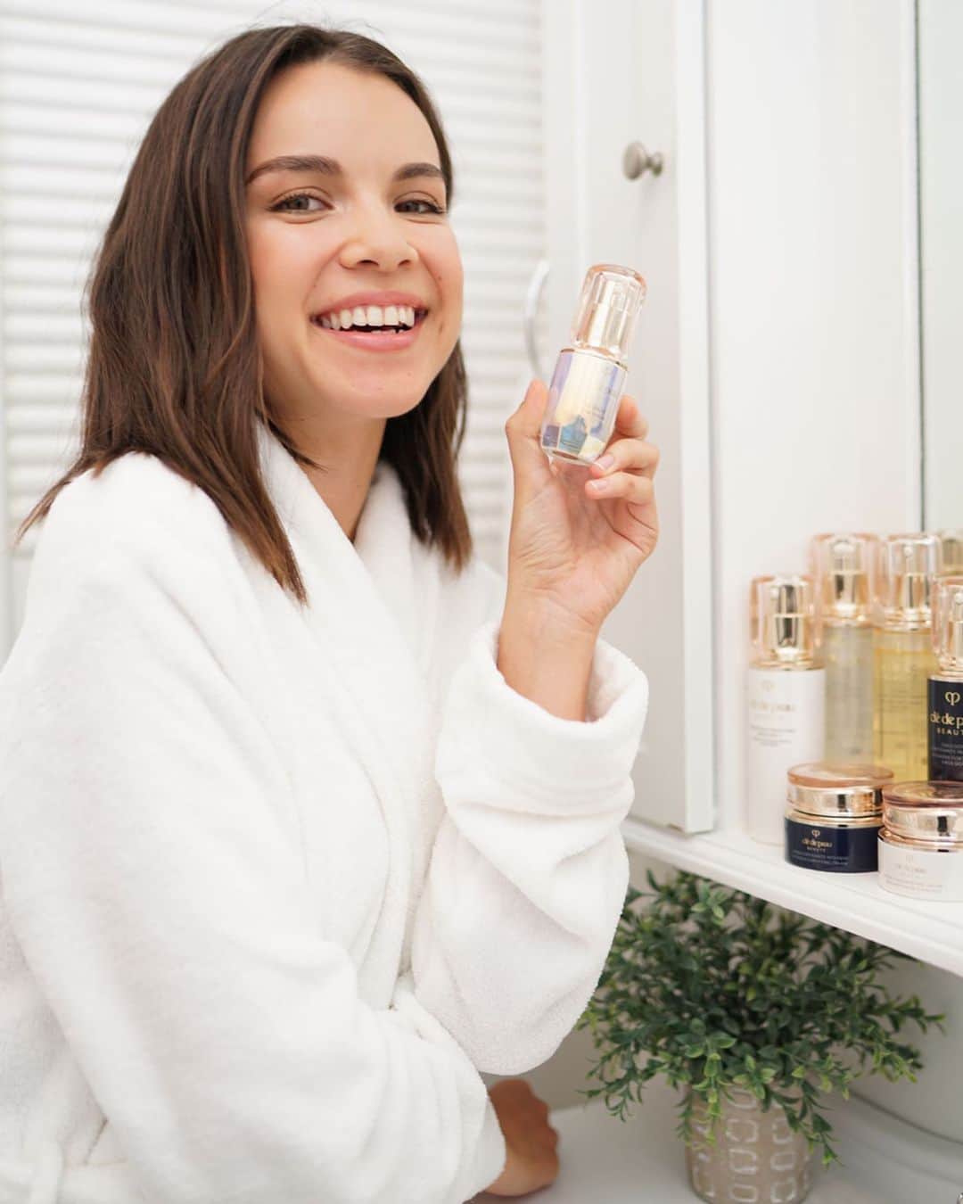 のインスタグラム：「Thank you to everyone who shared your tips for fighting stress on my IGTV giveaway! Here are the 5 winners who will receive the entire @cledepeaubeaute Key Radiance Care range that I’ve been talking about recently. I love these small, doable steps for dissolving stress – I'm definitely taking notes! @ariellebc13 “I really enjoy writing letters to my friends in other places when I’m feeling stressed or sad!” @maggie.onthemove “I manage stress by walking my dog everyday. I leave the phone at home and connect with nature instead. It really clears my mind!” @quinnsculthorpe “I try to get ahead of my stress by writing my daily intentions in my journal as soon as I wake up in the morning.” @mtmt.ttt “🌟I stay away from social media. This is the new easy way to go “mindless”. I also have a space where I can sit and take deep breaths when I am overwhelmed. Its either in my bed or a chair where I can sit up and go through my 4-7-8 breathing.” @luxminimalist “Swimming is how i manage my stress. It’s good exercise and allows me to concentrate on my breathing.” #MyRadiantLife #Cledepeaubeaute #sponsored」