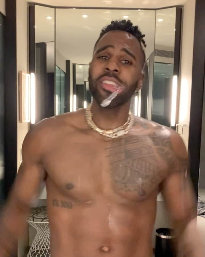 ジェイソン・デルーロのインスタグラム：「When you know you gon get it 🙌🏾 😂 Which song’s your favorite so far?! #2Sides #BestFriend」