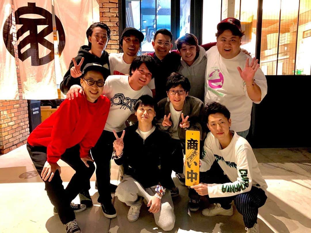 池田真一のインスタグラム：「めちゃくちゃ珍しいメンバーで飲ませて頂きました！楽しすぎた！ ハチマル蒲鉾最高ー！！！！！ タグも相当楽しかったみたいです！ このツイートした直後にひたすら粗品に熱い話してた！ 感情どないなっとんねん🤣」