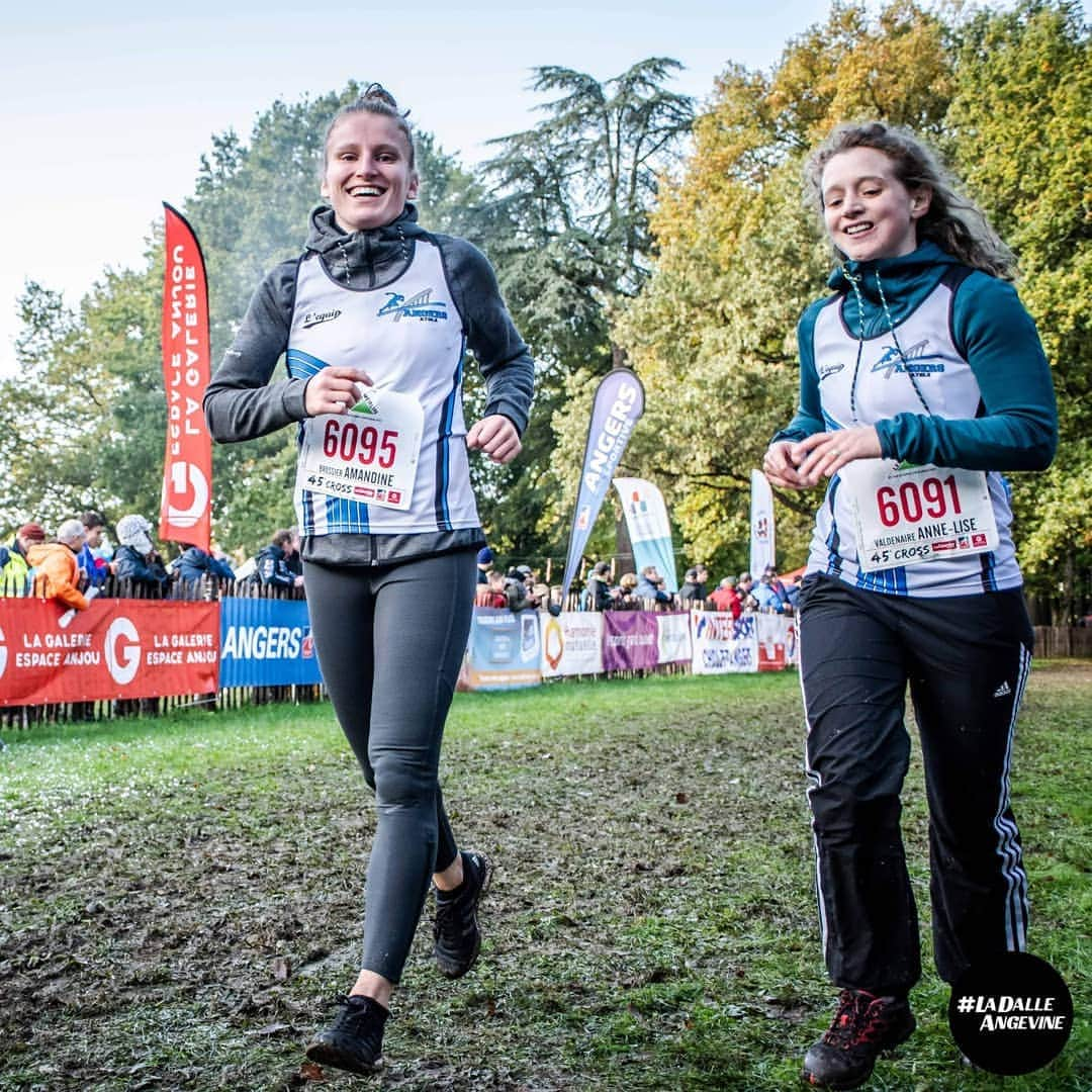 Amandine BROSSIERさんのインスタグラム写真 - (Amandine BROSSIERInstagram)「La saison de cross est officiellement ouverte ! 🤙🏻 📷@ladalleangevine-@theobarillerk  #cross #friends #boue #scoangersathlé #villedangers #ladalleangevine」11月12日 4時57分 - amandine.brossier