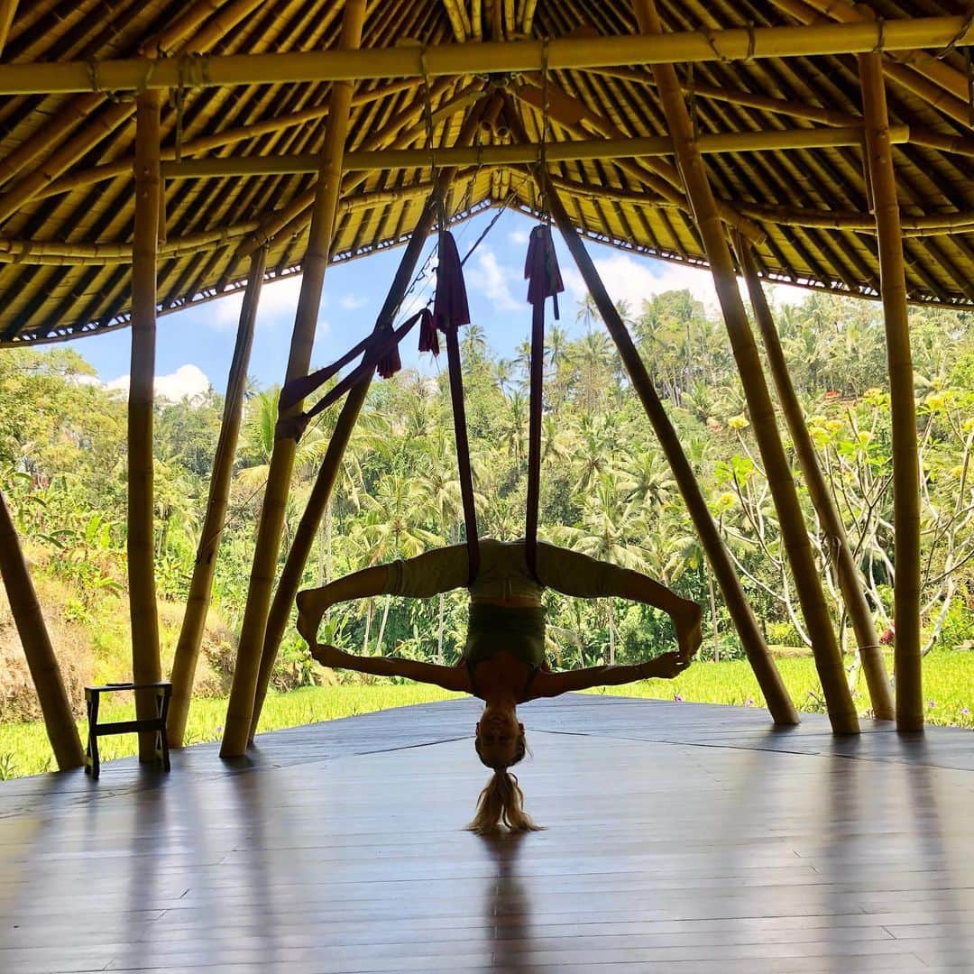 のインスタグラム：「Back to that day in Bali when I thought I was an aerialist. 🤸‍♀️🧘🏼‍♀️ @fsbali #yogaoutside #bali」