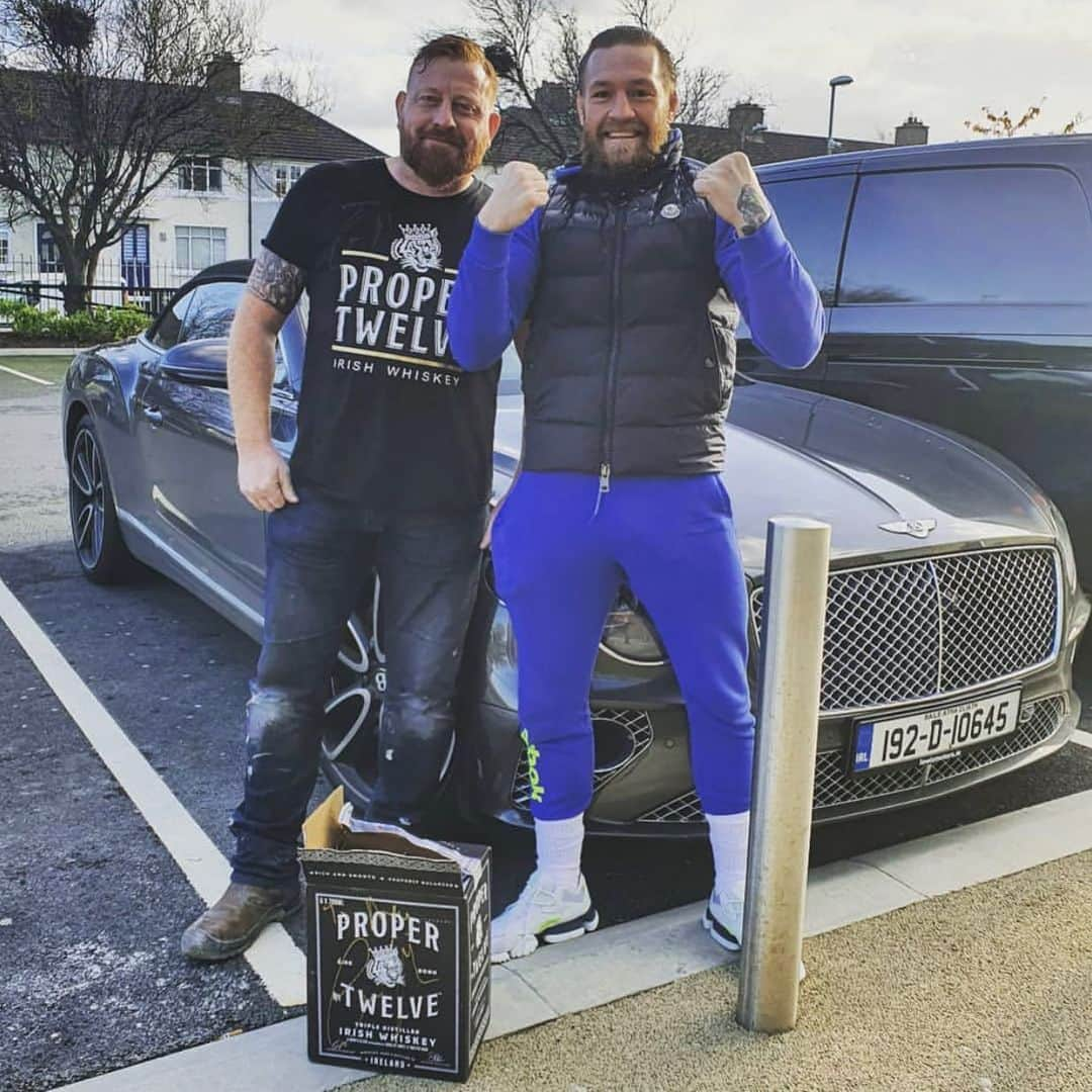 コナー・マクレガーさんのインスタグラム写真 - (コナー・マクレガーInstagram)「Great to bump into Proper Twelve’s number 1 Irish supporter Andy O’Neill today!  We have so many amazing fans and supporters of our liquid gold from all over the world, but right here on the Emerald Isle of Ireland, it is hard to top Cut man Andy’s love for it!  Thank you @cutmanireland! Those in the know, know, and those who don’t? Give my friend here a follow and find out! Great boxing content and unique Proper Twelve content always!  A genuine love for @properwhiskey! Thank you for the support Andy, we are extremely grateful at Proper HQ! I hope you enjoy the fresh batch! @properwhiskey #oneforall」11月12日 5時34分 - thenotoriousmma