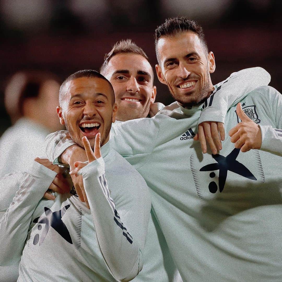 ティアゴ・アルカンタラのインスタグラム：「😆✌🏼 @paco93alcacer  @5sergiob  @sefutbol ⚽️🇪🇸」
