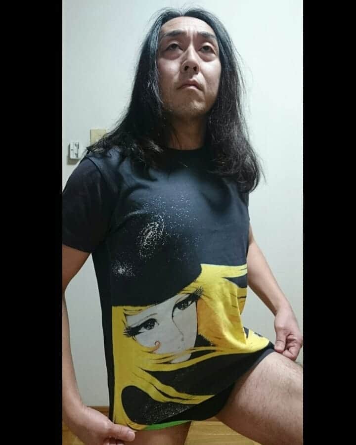 のインスタグラム：「Design Tshirt StoreのTシャツ苦手なんですよ。 生地が厚くて幅が広くて。 私はサラッと細身が好き。  が、DesignTshirt Storeで即買い、松本零士コラボTシャツ！ メーテルと車掌さん。 他にも欲しいのあったけど、金が足りなかった。  私がどれだけ999が好きか語るだけのライブがしたい。  #松本零士 #銀河鉄道999 #メーテル #車掌 #キートン」