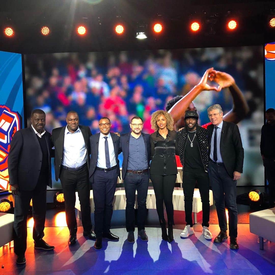 ジェルヴィーニョのインスタグラム：「Merci pour l’accueil que vous m’avez réservé 👍🏾 #talentdafrique  #canal +  #football  #team225」