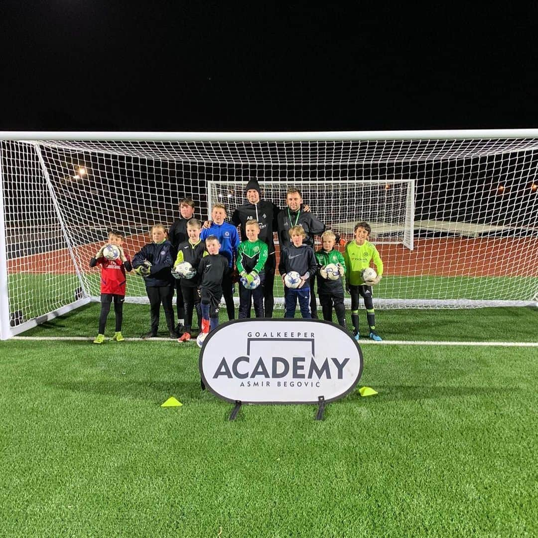 アスミル・ベゴヴィッチさんのインスタグラム写真 - (アスミル・ベゴヴィッチInstagram)「Lovely visit my academy once again this evening. Great work by our coach @jackhadleygk and fantastic application by all of the keepers. @abgkacademy 🆎🧤」11月12日 6時00分 - asmir1