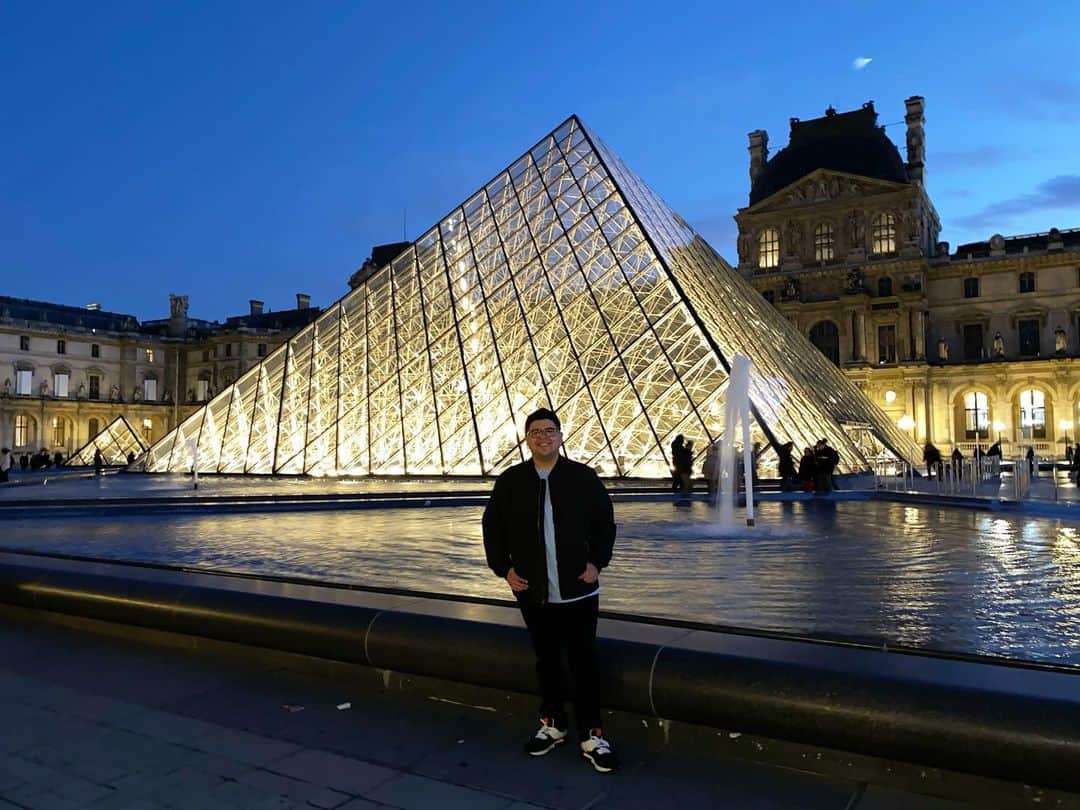 リコ・ロドリゲスのインスタグラム：「First day in Paris, and you know I had to go visit my girl Mona at the Louvre!」